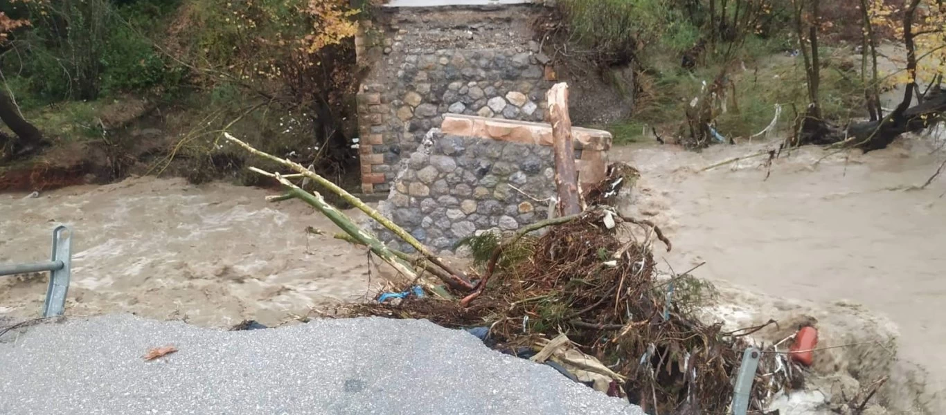 Η «Διδώ» έπληξε την Εύβοια - Γκρεμίστηκε η γέφυρα των Γουβών (φώτο)